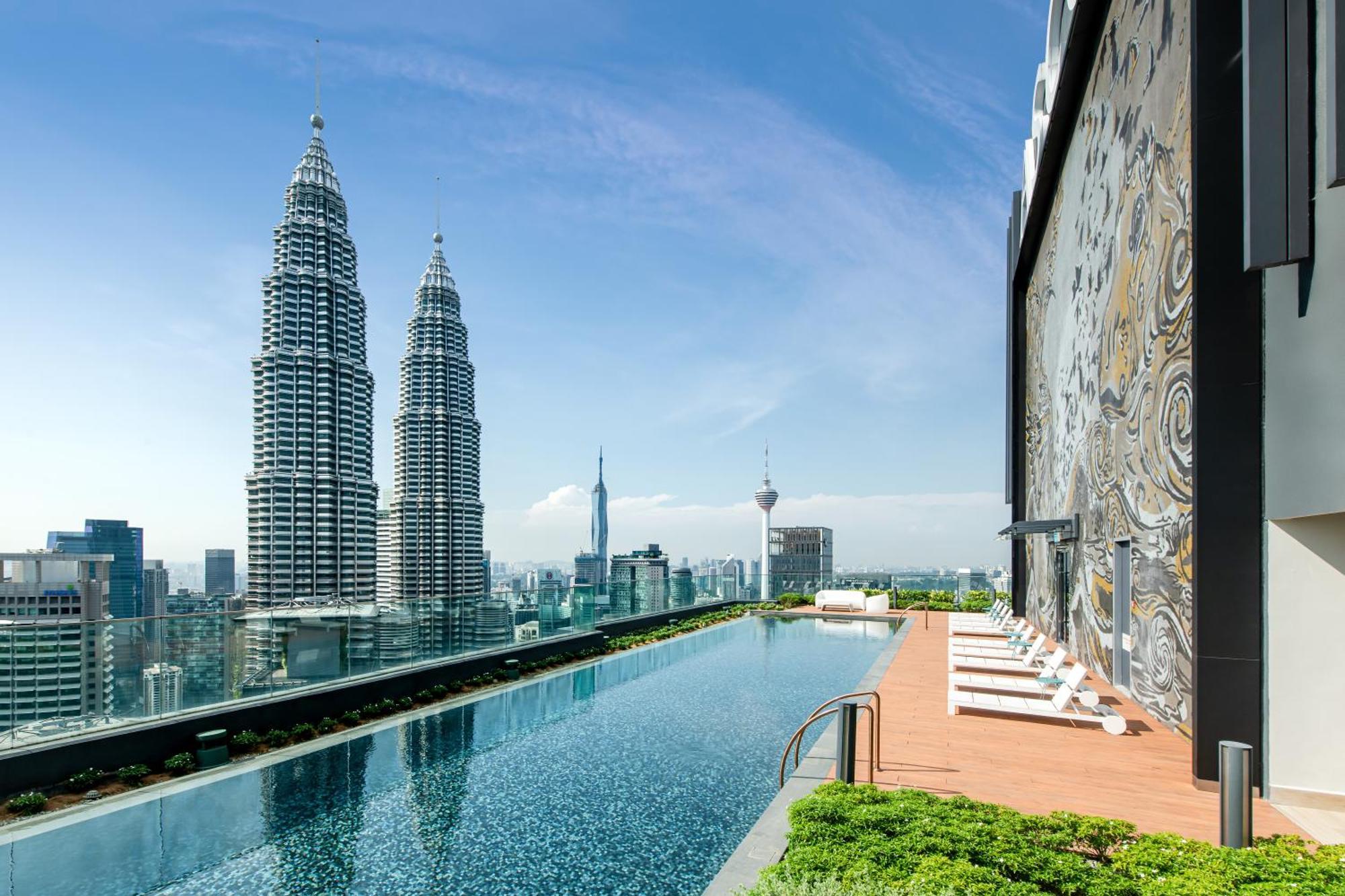 Ascott Star Klcc Kuala Lumpur Hotel ภายนอก รูปภาพ The pool at the 50th floor of the hotel